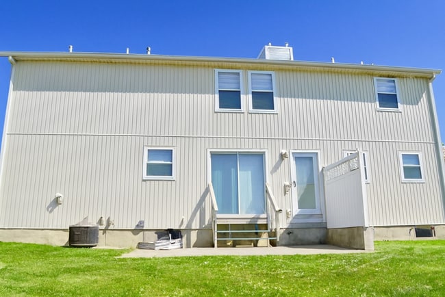 Building Photo - Remington Village Townhome in Raymore with unfinished basement!