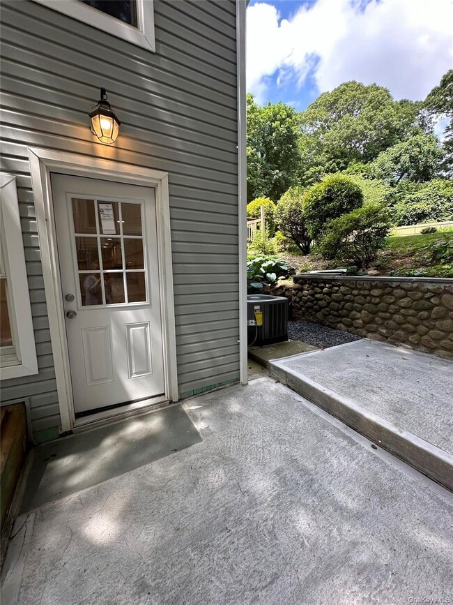 Building Photo - 162 Spring Rd