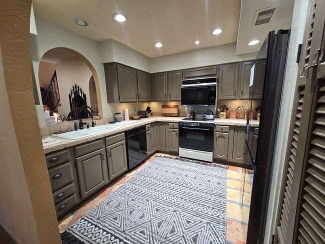 Building Photo - Furnished, 6-12 month rental