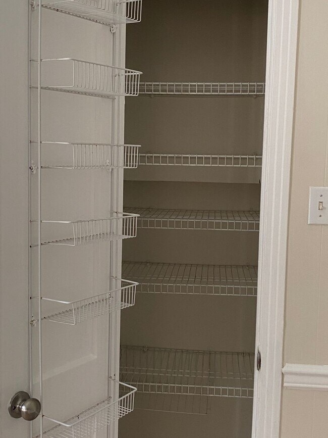 Building Photo - Come Home to Bayou View!!