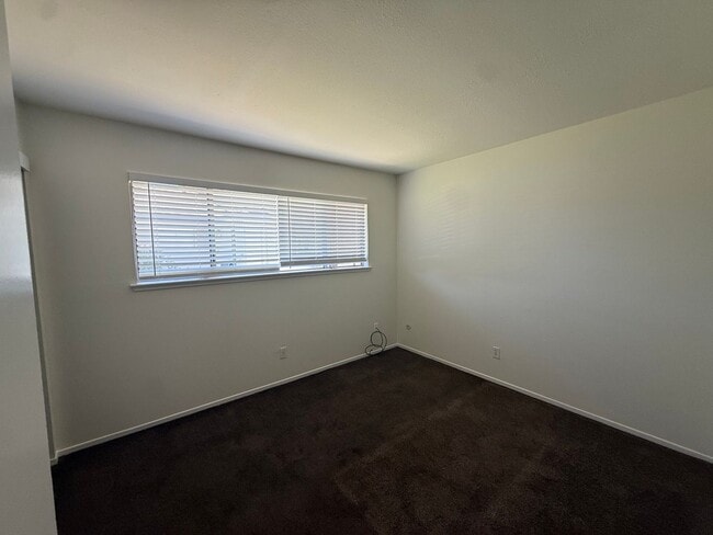 Building Photo - 2 bed | 1 bath | 795 SF | Shared garage | Downstairs unit |  WS&G Paid by Owner