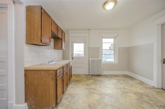 Building Photo - 2253 Niagara St