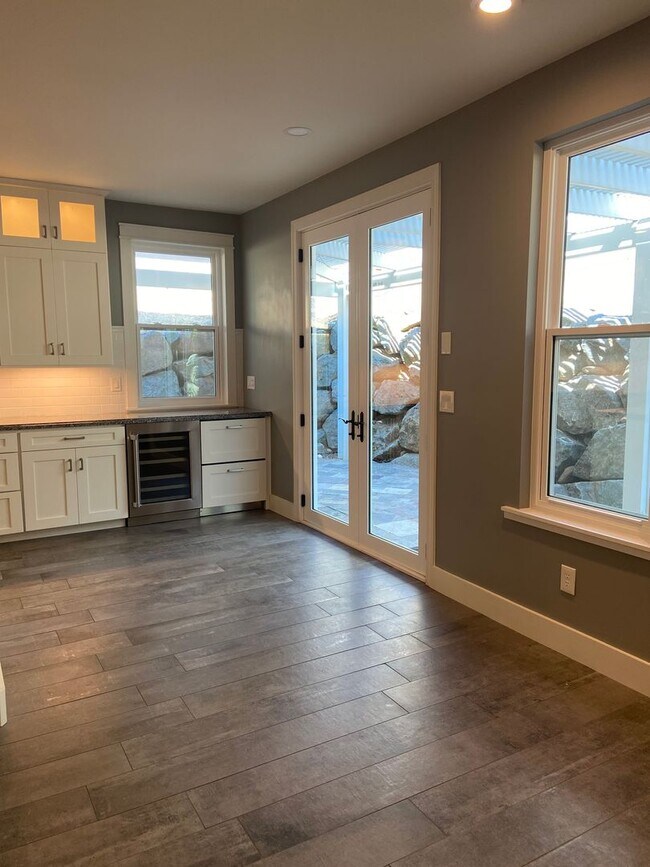 Building Photo - Beautifully remodeled 3 Bdrm+Master retrea...