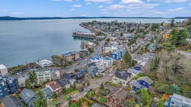 Building Photo - Quintessential West Seattle Townhome with Air Conditioning