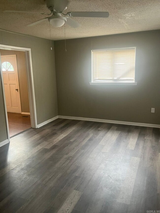 Building Photo - 407 W 33rd St