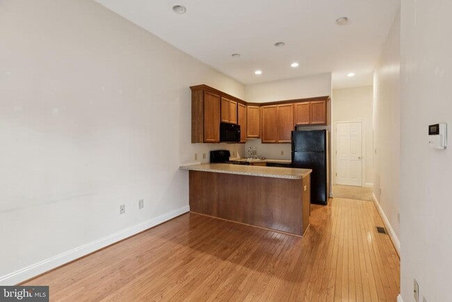 Building Photo - 2542 W Girard Ave