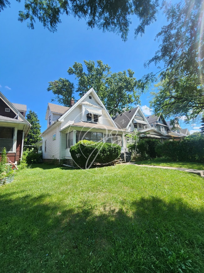 Primary Photo - 3 bed 1 bath with bonus rooms!