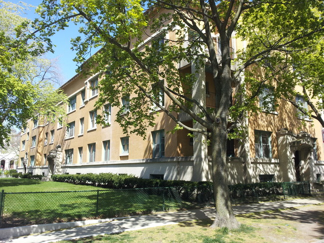 Building Photo - 650 W Arlington Pl