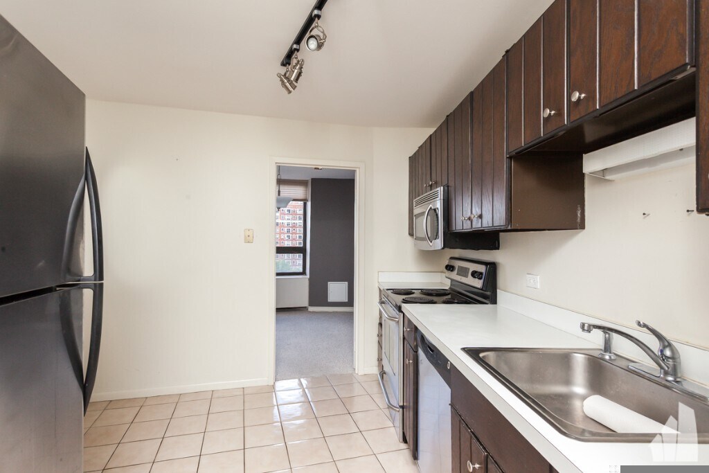 Building Photo - 3930 N Pine Grove Ave
