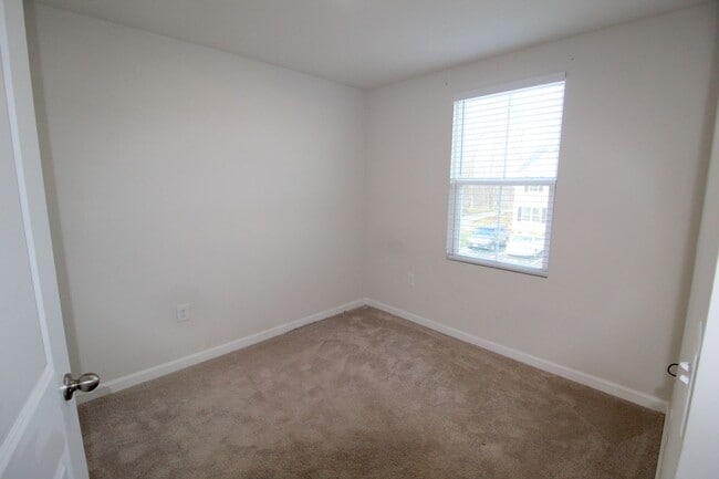 Building Photo - Townhome with a large fenced in yard for rent!