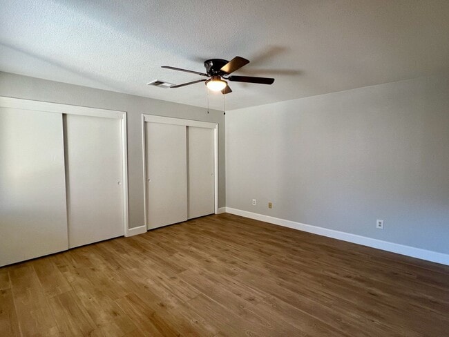Building Photo - 3-Bedroom Home with Detached 2-Car Garage, Fireplace & Private Patio