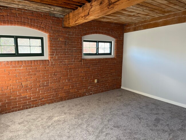 Building Photo - 25 Higgins St