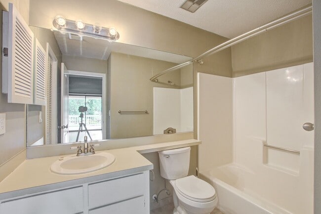 Building Photo - Cozy 2 Bedroom 2 Bathroom Condo in Seagate Village!