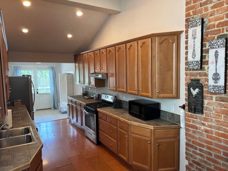 Building Photo - 2904 Annunciation St