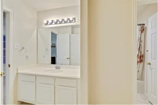 Building Photo - 8925 Lakewood Dr