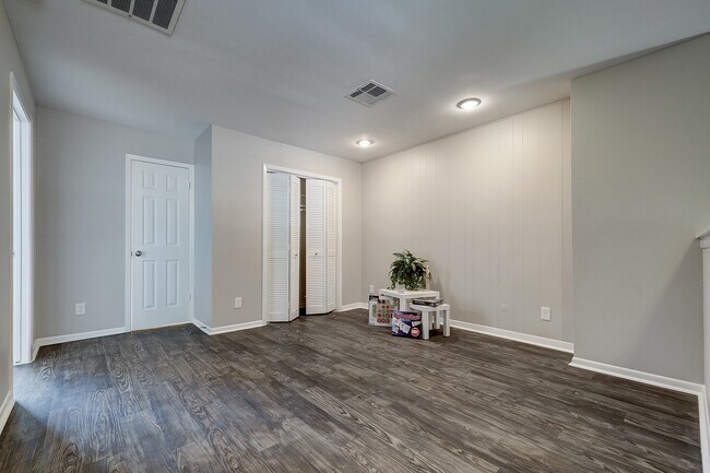 Building Photo - 7913 Ellinger Ln