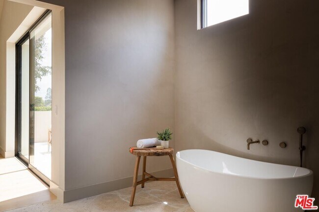 Building Photo - 11748 La Maida St