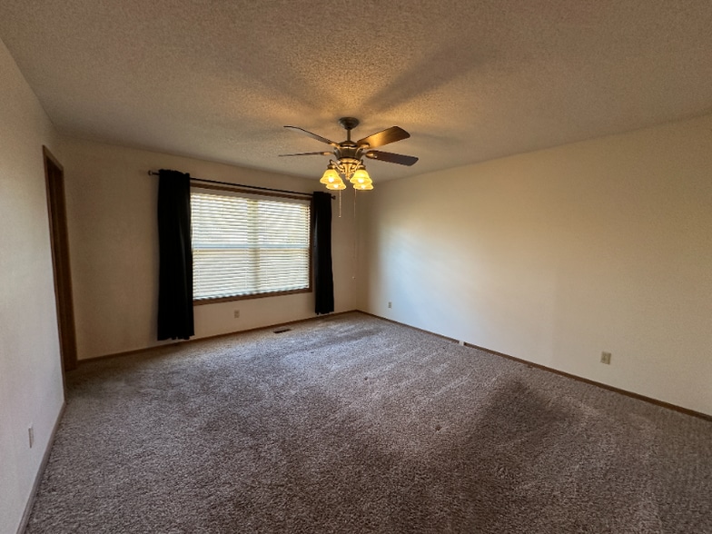 Building Photo - 1704 Brentwood Dr