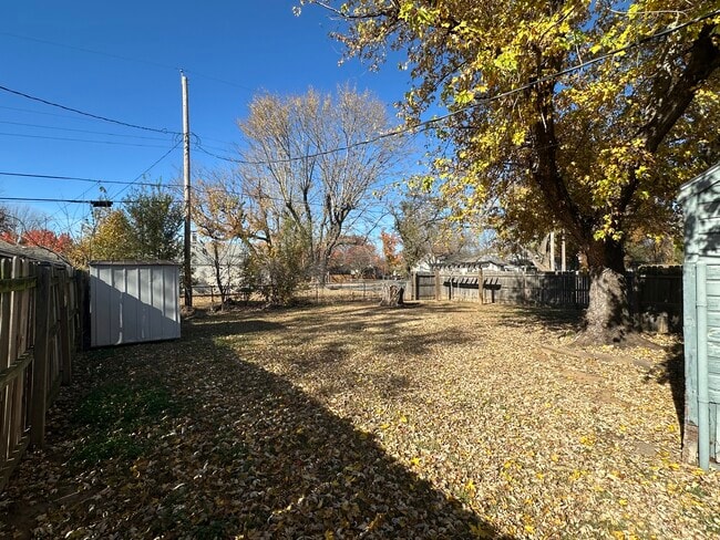 Building Photo - 957 N Ridgewood Dr