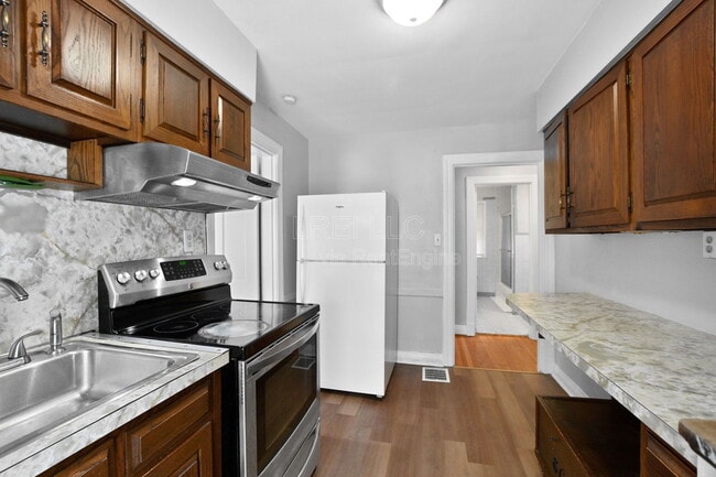 Building Photo - 221 S 41st St