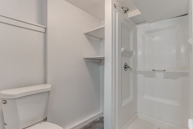 Building Photo - Updated 4 Bed, 2 Bath in Oakland - Close t...