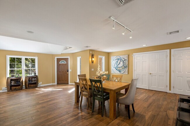 Building Photo - 338 Clove Rd