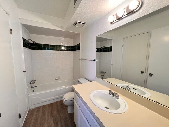 Building Photo - Charming 2-Bedroom Home with Private Patio in Central Bakersfield