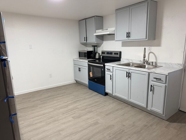 Building Photo - Move in ready