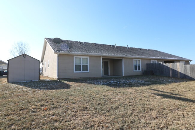 Building Photo - Amazing 4 Bedroom Duplex in Northeast Manh...