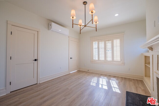 Building Photo - 216 N Catalina Ave