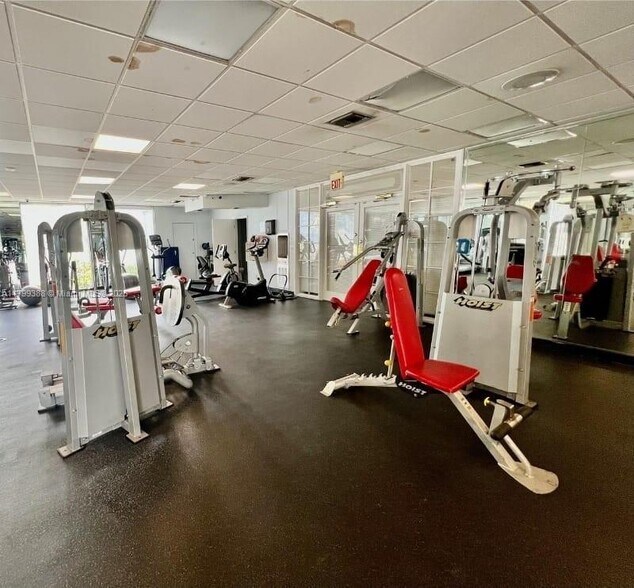 Building Photo - 9371 Fontainebleau Blvd