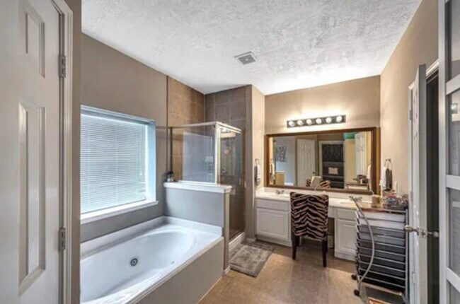 Building Photo - 8007 Blackcherry Ln