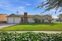 Building Photo - Updated and Stylish 3 bedroom 2.5 bath home in Anaheim