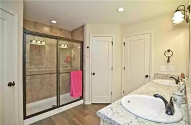 Building Photo - Beautiful 3 Bedroom / 2 Bathroom Home - ASK ABOUT OUR CASHLESS SECURITY DEPOSIT OPTION