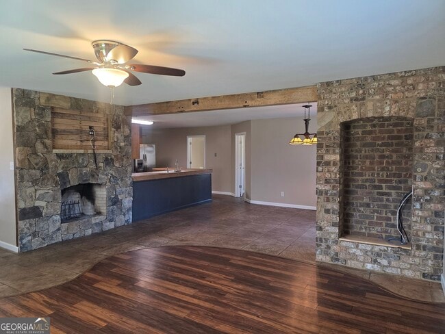 Building Photo - 310 W 5th St