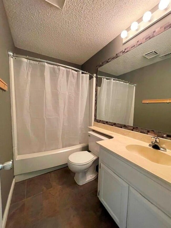 Building Photo - 2-bedroom 2 full bathroom condo in desirab...