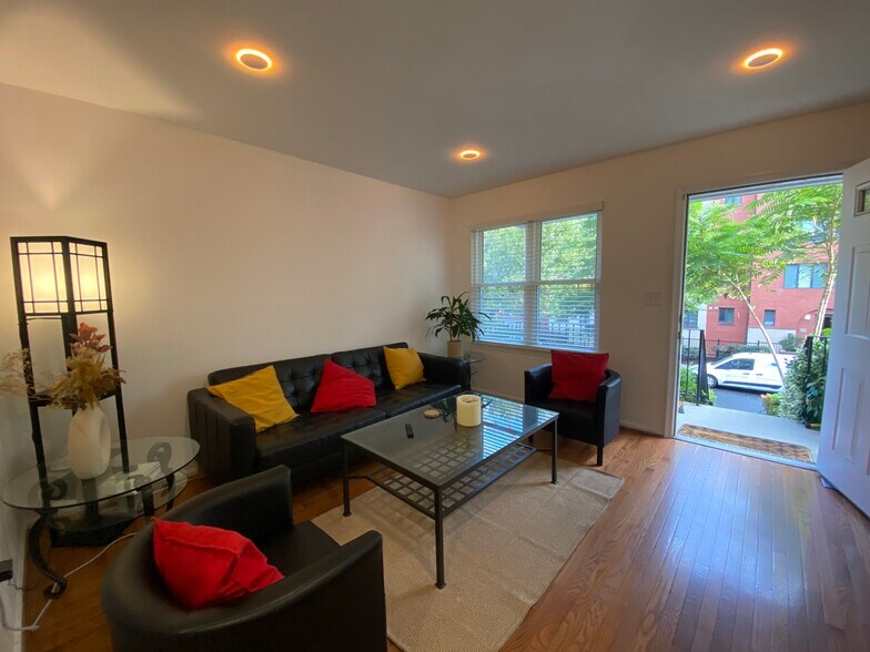 Building Photo - 1327 Belmont St NW