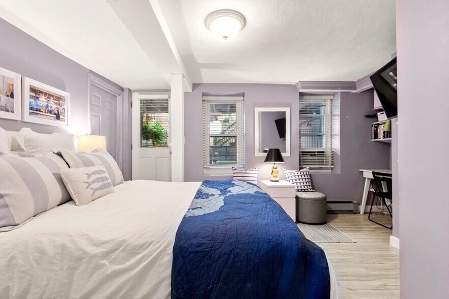 Building Photo - 256 E St