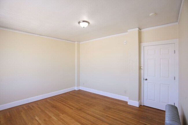 Building Photo - 494 27th Ave
