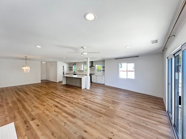 Building Photo - Gorgeous 3B/2BA house w/ Large Backyard, A...