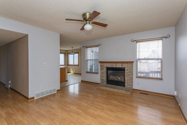 Building Photo - 1130 Pond Side Dr