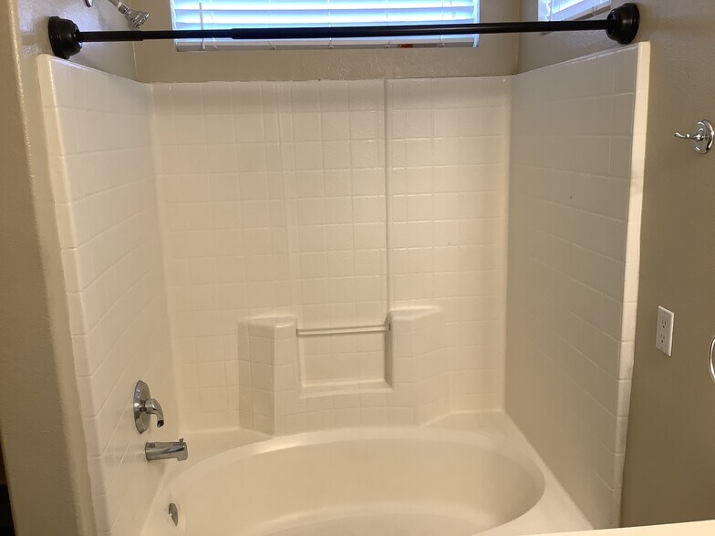 Building Photo - 7623 Banyon Ave NW