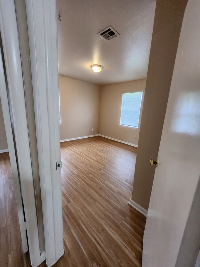 Building Photo - 729 Hedge Dr