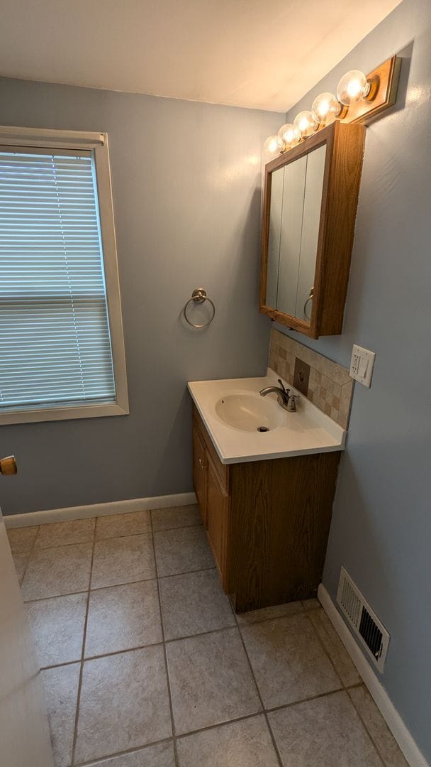 Building Photo - Clean as a button!