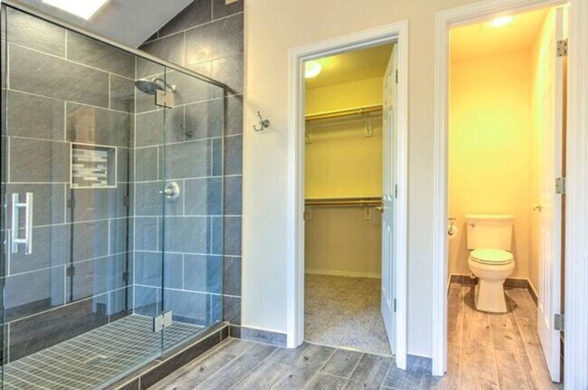 Building Photo - Felida Gem... 4 bedroom, 2.5 bath availabl...