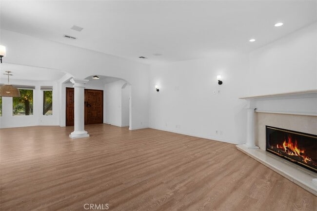 Building Photo - 600 Cliff Dr