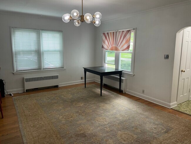 Large living room - 710 S Maple St