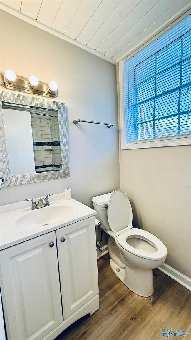 Building Photo - 2004 Chambers Dr NE