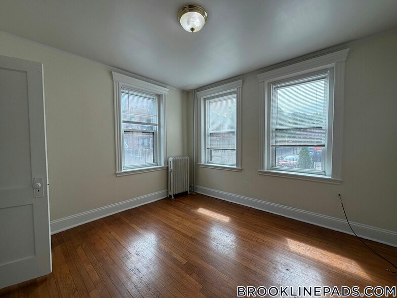 Building Photo - 352 Riverway