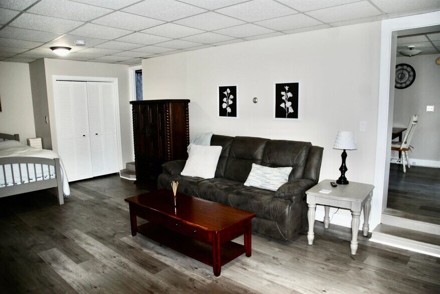 Building Photo - 285 East Side